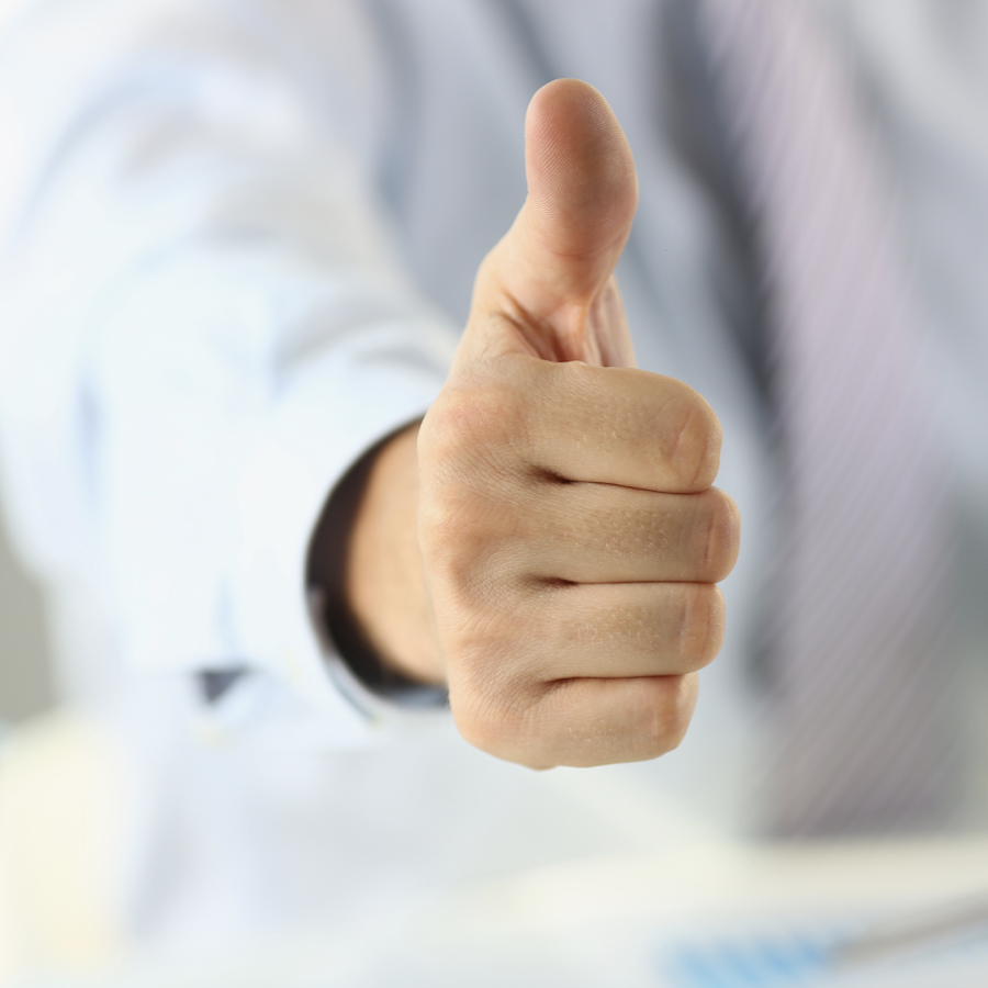 Homme levant le pouce en signe d’encouragement